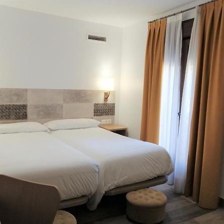 Hostal Restaurante Villa De Бриуэга Экстерьер фото
