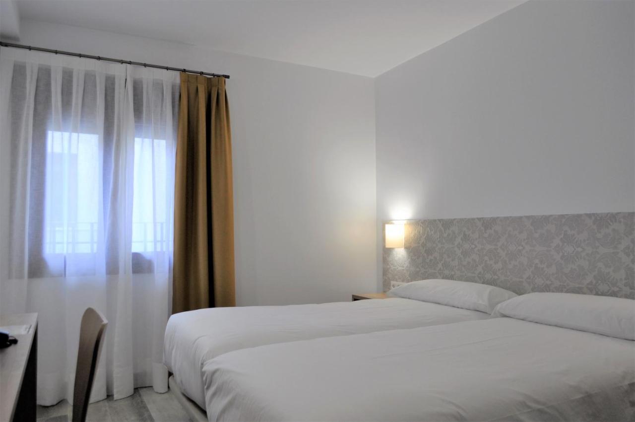 Hostal Restaurante Villa De Бриуэга Экстерьер фото