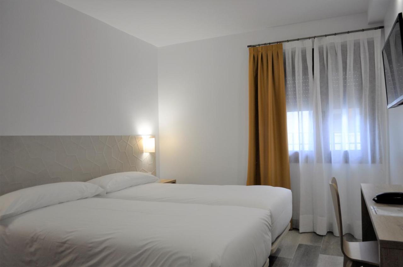 Hostal Restaurante Villa De Бриуэга Экстерьер фото