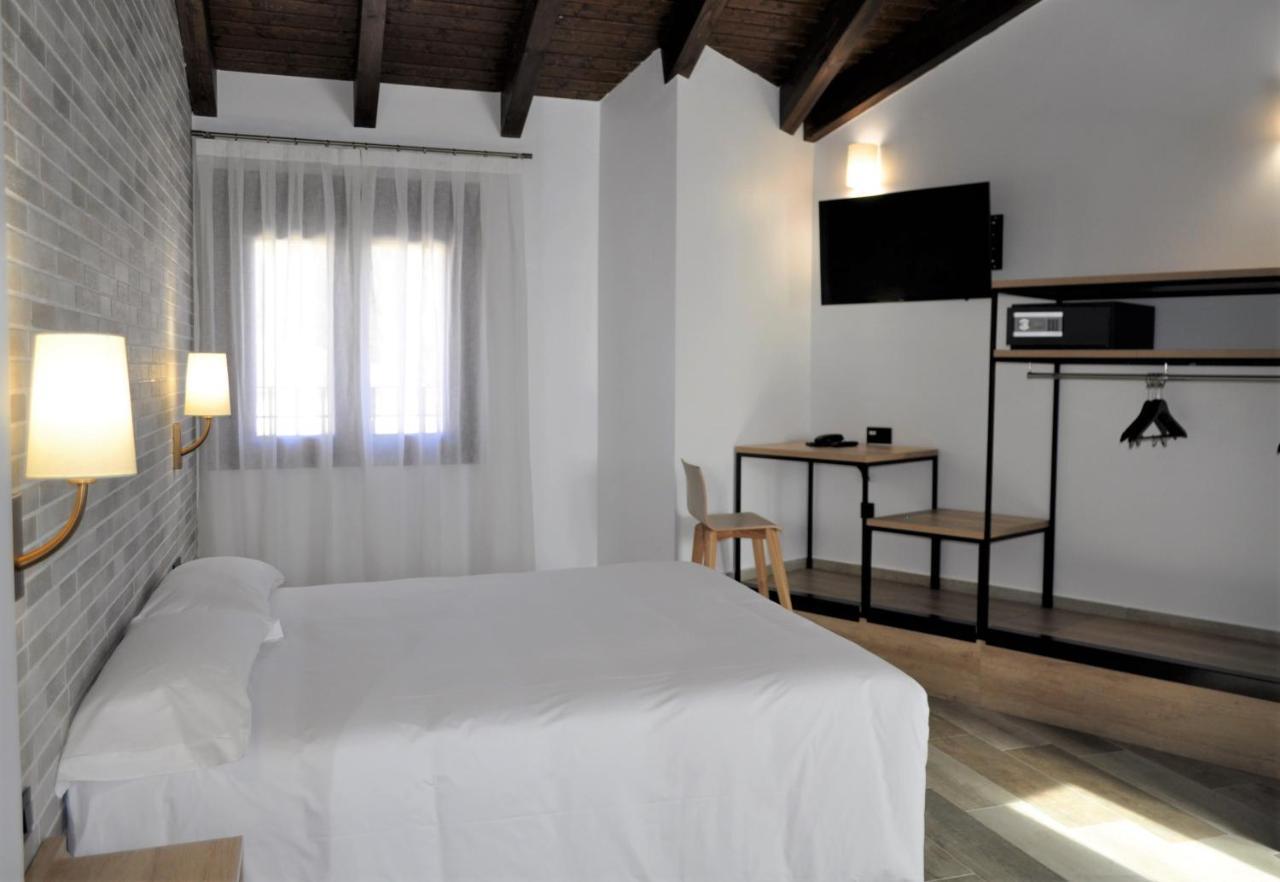 Hostal Restaurante Villa De Бриуэга Экстерьер фото