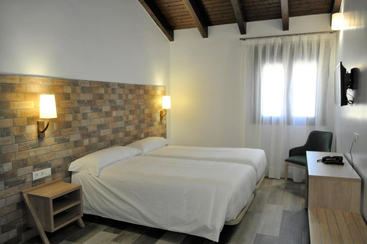 Hostal Restaurante Villa De Бриуэга Экстерьер фото