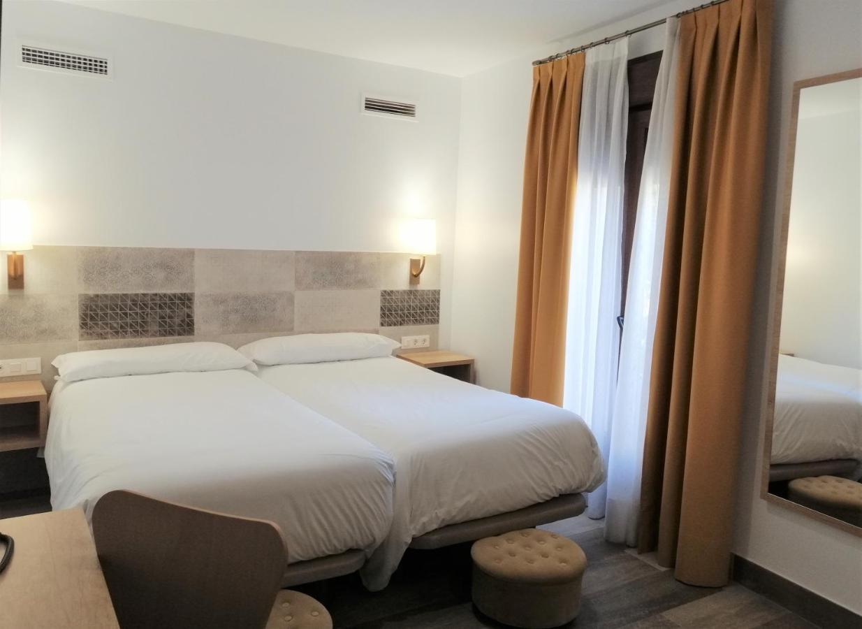 Hostal Restaurante Villa De Бриуэга Экстерьер фото